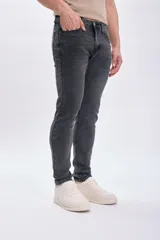 Pantalón de jean slim fit color gris oscuro.