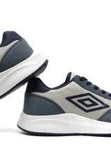 Championes urbanos Umbro modelo Volcan, con capellada azul marino, detalles en gris y logo Umbro en el lateral.