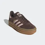 Championes Adidas Gazelle Bold color marrón con detalles en rosa y suela de plataforma color caramelo.