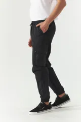 Pantalón cargo negro de nylon con cintura ajustable y puños.