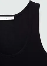 Musculosa negra de tirantes finos y escote redondo.