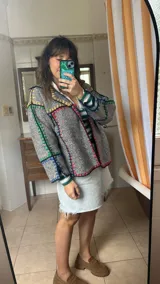 Chaqueta gris de paño de lana con detalles de crochet de colores en los bordes. Corte cuadrado y mangas 3/4 amplias.