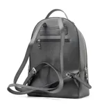 Mochila negra de símil cuero con cierre superior y bolsillo frontal con cierre. Tiene un compartimento principal con un bolsillo interno con cierre. Las correas son regulables y tiene un asa fija. El logo de XL Extra Large está al frente.