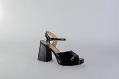 Sandalias de cuero color peltre con plataforma y pulsera al tobillo. Taco cuadrado de 9 cm de altura.