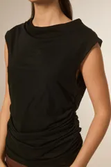 Musculosa negra de poliéster, ajustada al cuerpo, con cuello tipo buche drapeado y hombros anchos.