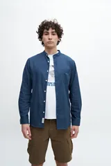 Camisa azul marino de manga larga con cuello mao y bolsillo en el pecho.