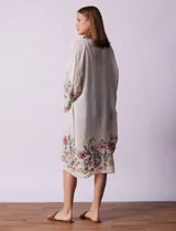 Cardigan largo color crema, de gasa bordada con motivos florales en mangas y ruedo.