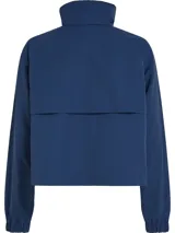 Rompevientos azul de Tommy Hilfiger, corto, con cuello alto, cierre de cremallera, dos bolsillos laterales, detalles distintivos de la marca y logo engomado bordado en la manga.