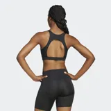 Top deportivo Adidas negro de soporte medio, con espalda abierta y perforaciones para mayor transpirabilidad. Cuenta con almohadillas removibles y está fabricado con materiales reciclados.