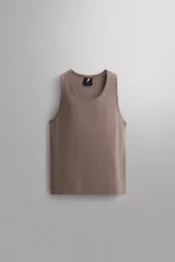 Musculosa regular fit confeccionada en tejido de algodón color marrón. Cuello redondo amplio y sisa amplia.