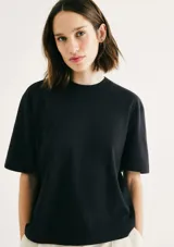 Remera marrón de corte recto, cuello redondo y mangas cortas.