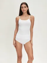 Musculosa blanca de breteles finos, corte ajustado y tejido seamless.