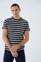 Remera de algodón a rayas horizontales en tonos blanco, marrón y rojo. Tiene cuello redondo, mangas cortas, corte regular y logo estampado en el pecho.