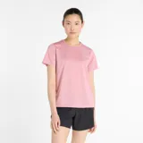 Remera deportiva New Balance color rosa, de corte clásico y manga corta. Confeccionada en poliéster reciclado con tecnología NB DRYx que absorbe la humedad.