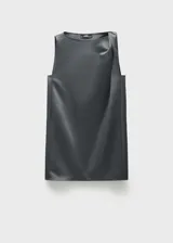 Vestido corto gris de tejido satinado con detalle de nudo en el hombro.