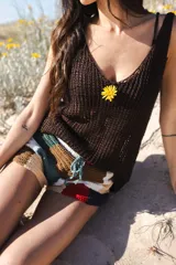 Musculosa tejida azul de lino, con escote en V delantero y trasero, de corte holgado.