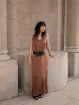 Vestido largo color marrón de seda con escote en V y corte recto.