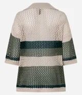 Remera de punto calado color beige con rayas horizontales verdes, cuello en V y mangas 3/4.