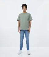 Pantalón de jean azul de corte skinny, con bolsillos delanteros y traseros.