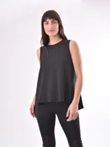 Musculosa negra de corte holgado y sisas amplias.