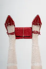 Billetera tipo sobre de cuero negro con cierre de elástico, separaciones internas y bolsillo con cierre para monedas.