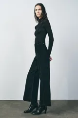 Pantalón de jean negro de pana, de corte wide leg y tiro alto.