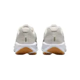 Championes de running Nike Downshifter 13, color beige con logo verde oliva, suela blanca y detalles reflectantes.