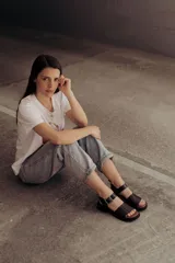 Sandalias de cuero color arena con base de goma negra, taco de 4cm y plataforma delantera de 1,5cm.