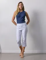 Pantalón capri blanco de gabardina elastizada, marca Ruby Rd. Con pretina ancha elastizada, bolsillos delanteros simulados y bolsillos traseros aplicados.