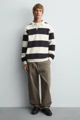 Zapatilla urbana de cuero sintético color negro, con cordones y suela de plataforma.