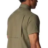 Camisa de manga corta azul marino, con cuello clásico, cierre frontal con botones, dos bolsillos en el pecho con cierre de botón y ventilación en la espalda.