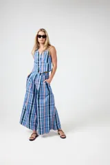 Pantalón de pierna ancha en taffeta escocesa de cuadros lilas y azules, con tiro alto y pliegues frontales.