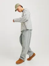 Jean de denim celeste con corte relajado, tiro alto y estilo urbano. Diseño clásico de cinco bolsillos con cierre de botón. Fit baggy con amplitud en muslos, rodillas y botamanga. Acabado stonewash con aspecto desgastado y vintage.