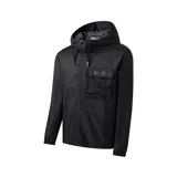 Campera negra con capucha y cierre frontal. Tiene un bolsillo de red en el pecho y el logo de la NBA en la manga.