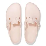 Zueco Birkenstock Boston EVA color rosa claro, con plantilla anatómica y hebilla ajustable.