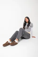 Zuecos de cuero con hebilla ajustable y base de corcho.