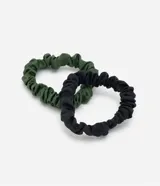 Set de dos scrunchies pequeños con efecto satinado, uno color verde militar y otro negro.