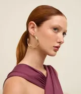 Caravanas de aro grande con diseño de doble alambre entrelazado, acabado en baño dorado claro y cierre de tornillo.