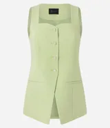 Chaleco sastrero color verde lima, con escote cuadrado y detalle de corazón en el busto, abotonado al frente con botones dorados. Presenta pinzas delanteras y bolsillos falsos.