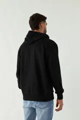 Canguro de felpa negro para hombre, con puños y capucha, diseñado para comodidad.