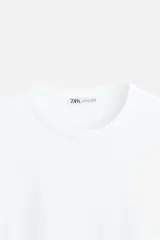 Camiseta negra de manga larga y cuello redondo, corte slim fit.