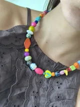 Collar corto de cuentas de plástico de colores con cierre de mosquetón.