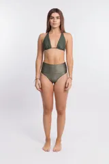 Top de bikini estilo triángulo con cuello halter y tirantes finos. La tela es de color verde oliva con textura acanalada.