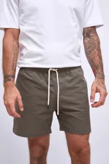 Short de baño marrón con cordón ajustable en la cintura.