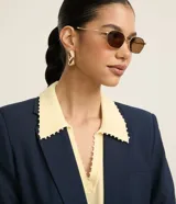 Blusa de punto color blanco, con cuello polo, escote en V y mangas cortas. Detalle de mini perlas aplicadas en el cuello.