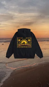 Hoodie negro con estampado en la espalda con palmeras, sol y texto "Classy Waves".