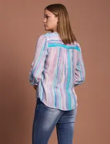 Blusa estampada con cuello a la base, escote en V y botones. Delantera con bolsillo aplicado. Largo de manga regulable con presilla y botón. Terminación anudada opcional.