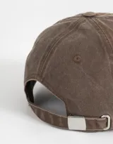 Gorra marrón de gabardina con efecto lavado y bordado frontal con la frase "Leisure Enjoy Life Club" en color blanco.