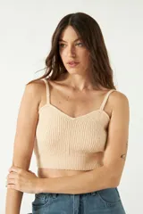 Top tejido color marrón con escote corazón y espalda recta.