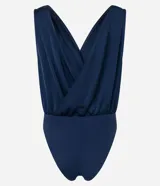 Body sin mangas color azul marino, confeccionado en tejido satinado, con escote en V cruzado en el frente y en la espalda.